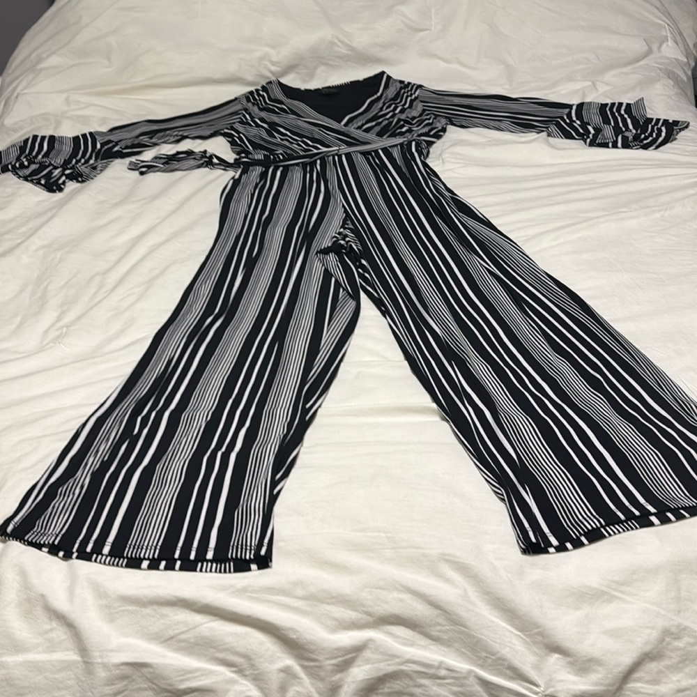 Black and white te long sleeve romper
